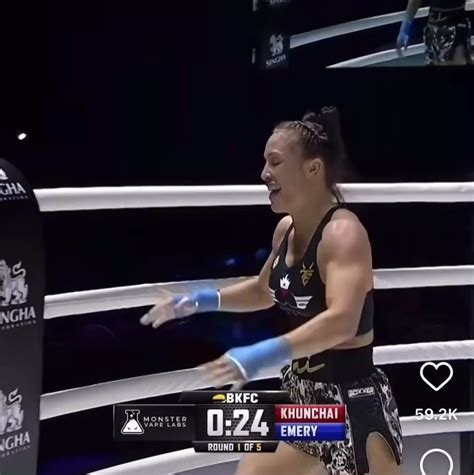 bkfc girl flashes after win|Video: BKFC Fighter Tai Emery Lifts Shirt To Flash Crowd After。